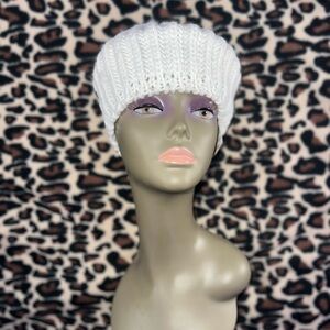 Soft Ivory Winter Crochet Hat NWT
🤍☁️